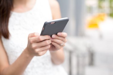 cep telefonu kullanan kadın