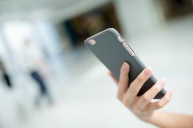 Kadın cep telefonu tutan