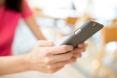 Cep telefonunda İnternet İzleyen Kadın