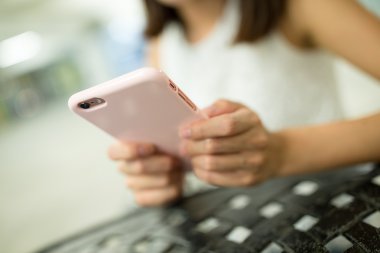 Kadın akıllı telefon İnternet sörf