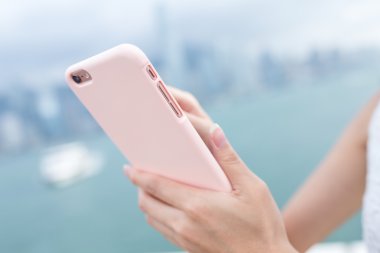 Kadın akıllı telefon İnternet sörf 