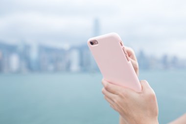 Kadın akıllı telefon İnternet sörf