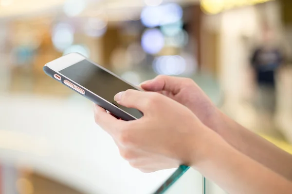 Mujer usando teléfono inteligente — Foto de Stock