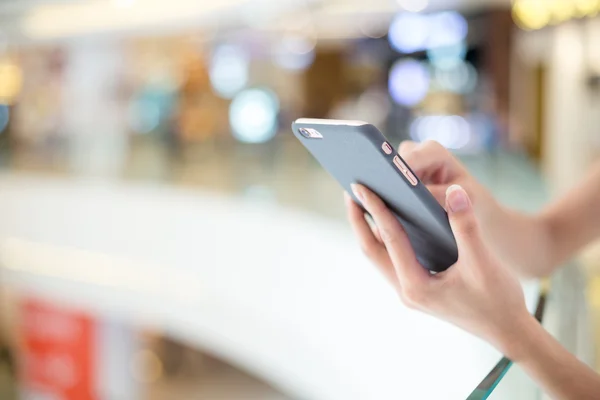 Mujer enviando sms en el teléfono celular — Foto de Stock