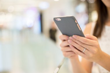 sms için cep telefonu kullanan kadın