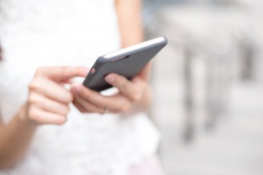 sms için cep telefonu kullanan kadın