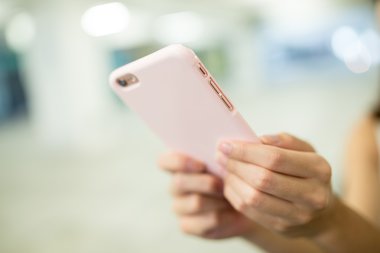 Cep telefonu kullanan kadın