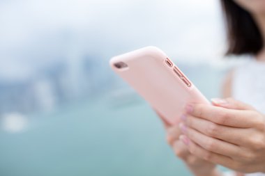 Cep telefonu kullanan kadın