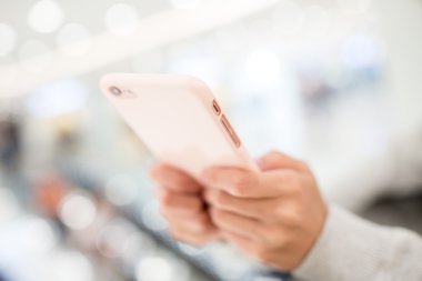 Cep telefonu kullanan kadın