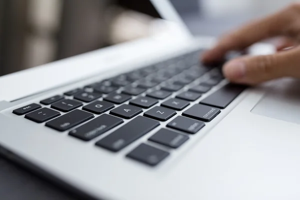 Man typing on laptop computer — Stock Photo, Image