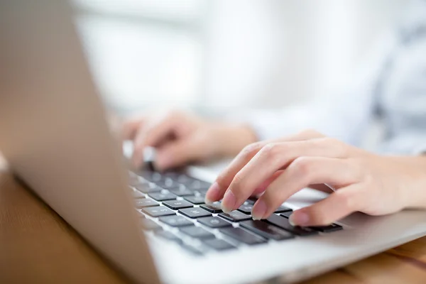 Donna mano digitando sulla tastiera del computer portatile — Foto Stock