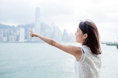 kadın yönü işaret parmağı ile