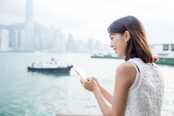 Mulher usando celular em Hong Kong — Fotografia de Stock