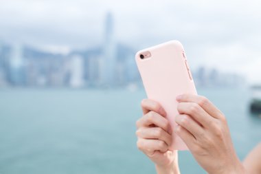 Kadın akıllı telefon İnternet sörf