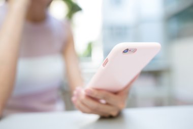 Cep telefonu kullanan kadın