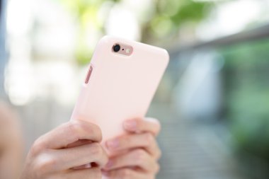 Kadın akıllı telefon İnternet sörf 