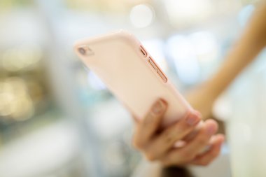 Cep telefonu kullanan kadın