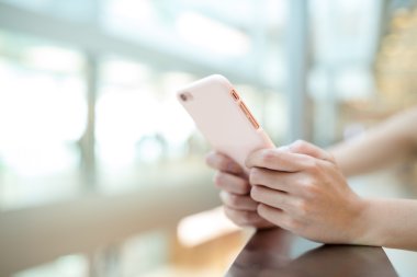 Kadın akıllı telefon İnternet sörf 