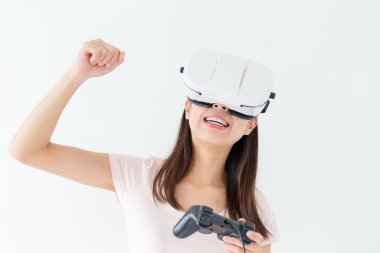 Video oyunları oynayan kadın