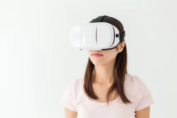 Mujer usando dispositivo de realidad virtual —  Fotos de Stock