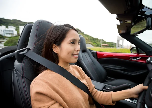 Žena jezdí auto na silnici — Stock fotografie