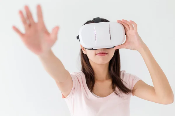 Γυναίκα με τη χρήση της εικονικής πραγματικότητας συσκευή — Φωτογραφία Αρχείου