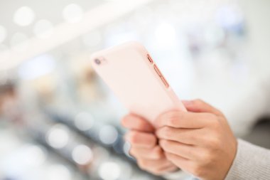 Kadın akıllı telefon İnternet sörf 