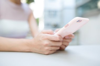 Cep telefonu kullanan kadın