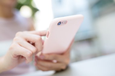Akıllı telefon kullanarak eller