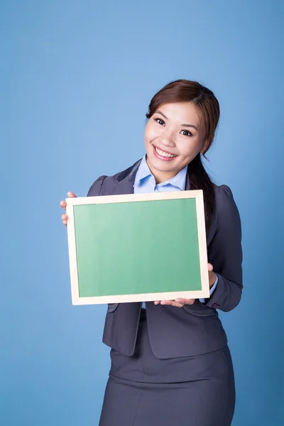 Wanita pengusaha muda asia dalam pakaian bisnis — Stok Foto