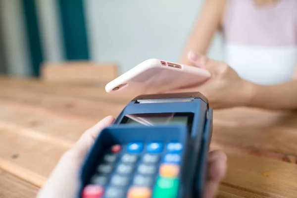 Frau benutzt Handy zum Bezahlen der Rechnung — Stockfoto