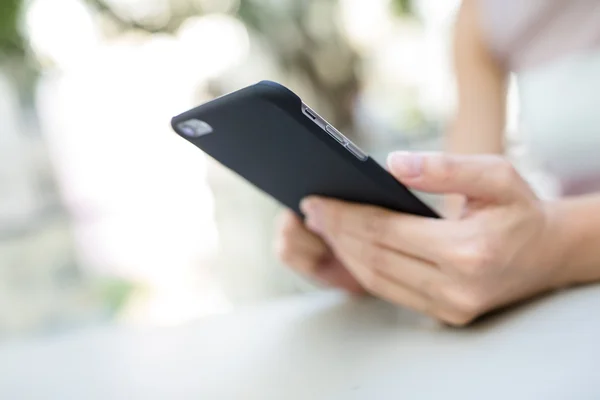 Hembra manos usando el teléfono inteligente — Foto de Stock