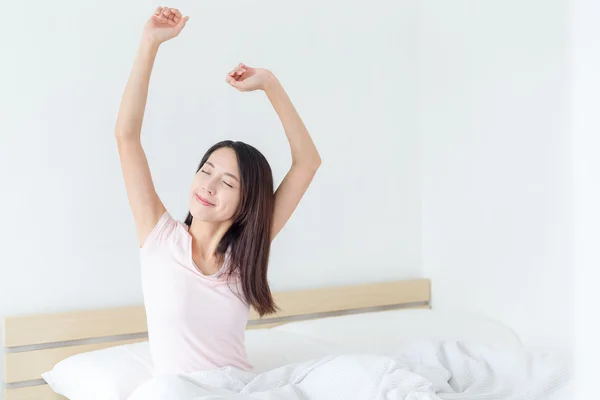 Vrouw met haar handen opgewekt — Stockfoto