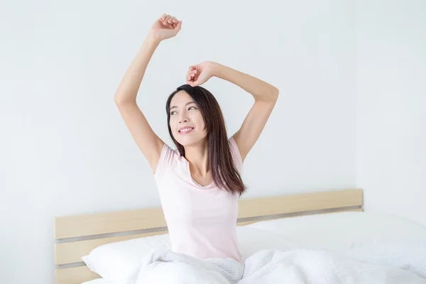 Mujer con las manos levantadas — Foto de Stock