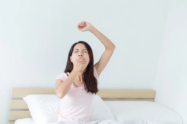 Woman yawning when waking up — Stock Photo, Image