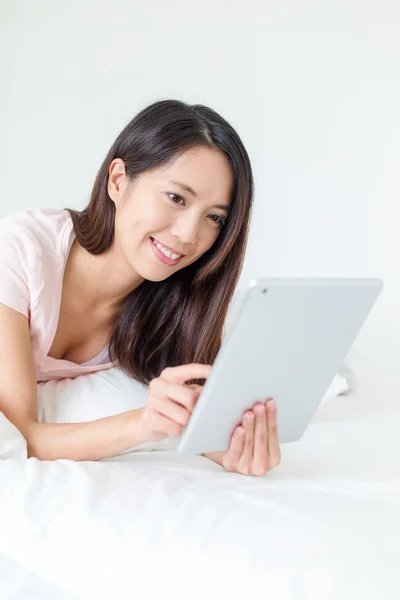 Frau arbeitet am Tablet-Computer im Bett — Stockfoto