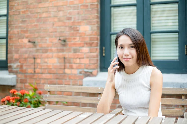 Asyalı kadın cep telefonunda söz