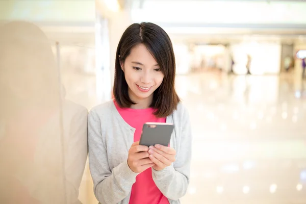 Mulher asiática usando telefone celular — Fotografia de Stock