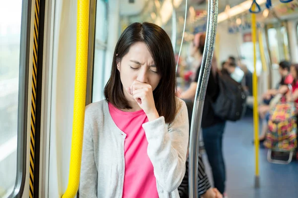 Kobieta, złe samopoczucie wewnątrz pociągu — Zdjęcie stockowe