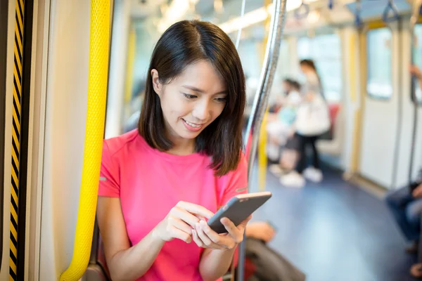 Frau benutzte Handy im Zug — Stockfoto