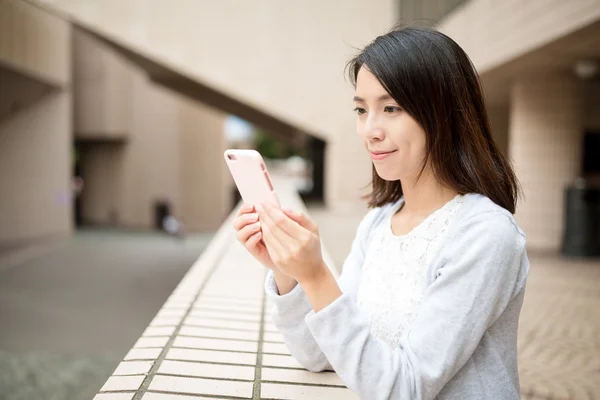 Mujer usando teléfono móvil — Foto de Stock