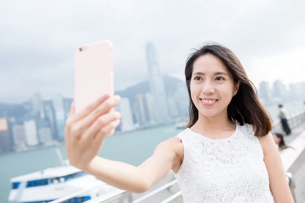 Femme prenant selfie avec téléphone portable — Photo