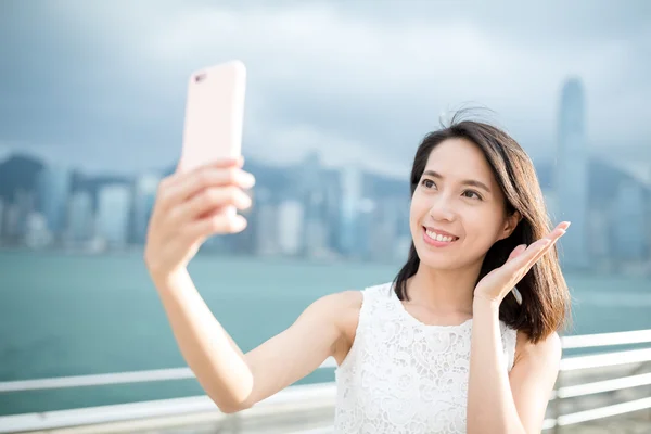 Femme prenant selfie avec téléphone portable — Photo