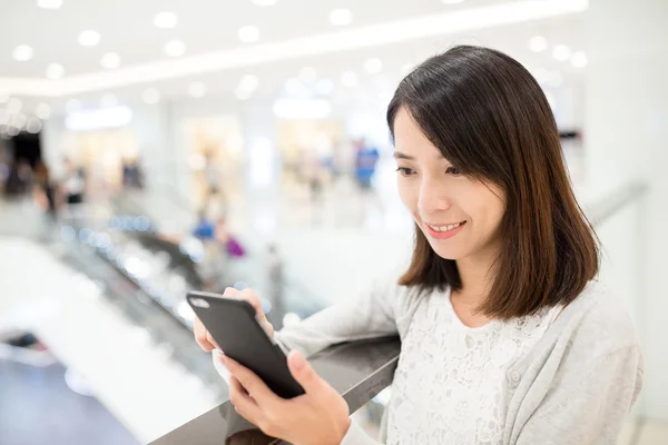 Žena pomocí mobilního telefonu v nákupním centru — Stock fotografie