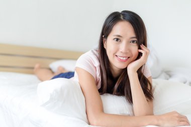 Kadın yatağa uzanıyor.