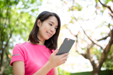 parkta cep telefonu kullanan kadın