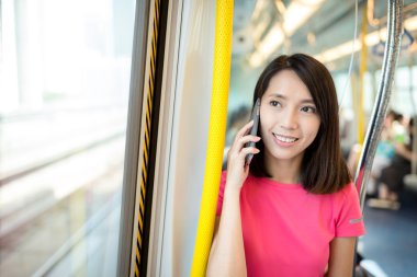 kadın tren içinde cep telefonu üzerinde söz