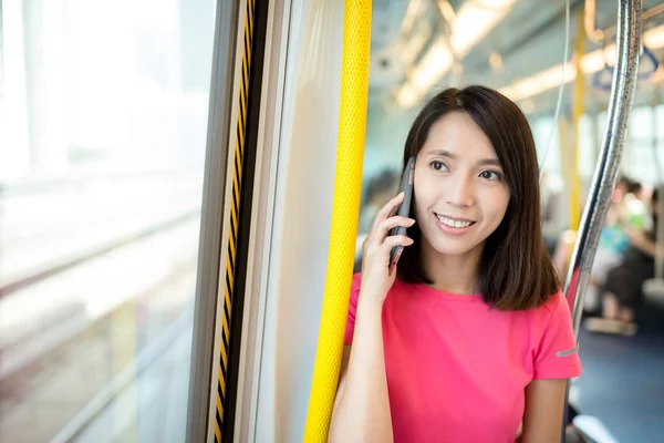 kadın tren içinde cep telefonu üzerinde söz