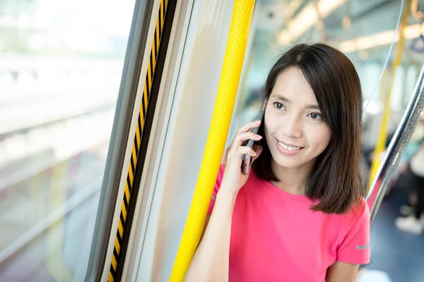 kadın tren içinde cep telefonu üzerinde söz