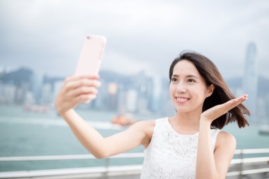 Kadın akıllı telefonla fotoğraf çekiyor. 